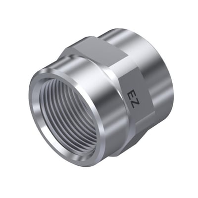 Isiflo muffe 3/4'' forkromet messing, med 33mm længde og muffe/muffe udformning på hvid baggrund.