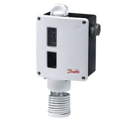 Danfoss RT107 termostat i hvidt kabinet med sort bagplade, viser kontrolknapper og tilslutningsmuligheder.