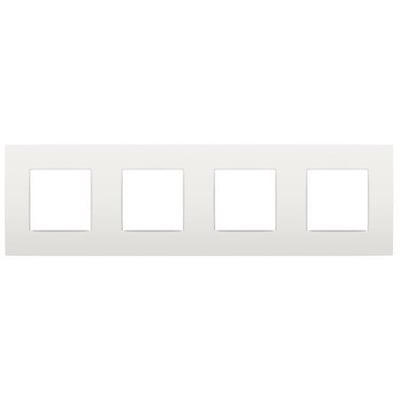 Niko Intense ramme i hvid med fire modulåbninger, viser et rent og moderne design til elinstallationer.