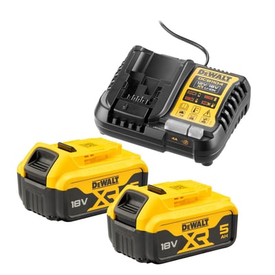 DeWalt 18V batterisæt med to 5,0 Ah batterier og DCB1104 multivoltoplader, vist på hvid baggrund med tydelig mærkning.