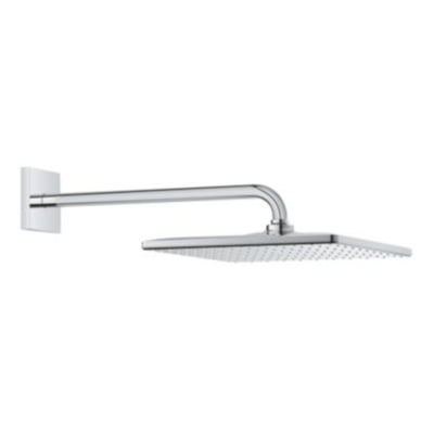 Grohe Rainshower 310 Mono Cube hovedbruser med 422 mm krom brusearm monteret på væggen. Krom overflade og en firkantet brusehoved med mange små huller.