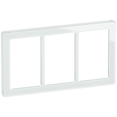 LK FUGA Pure designramme i hvidt glas med tre udtag til modulinstallation. Rammen er vandret og passer til 3x1½ modul.