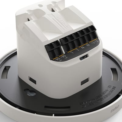 Nærbillede af Niko P47LR DALI-2 master sensor, der viser tilslutningsklemmer og SnapFit monteringsmekanisme.
