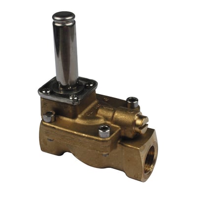 Bagfra set Danfoss magnetventil EV220B 32B i messing med G 1 1/4" gevindtilslutning og synlige skruer.
