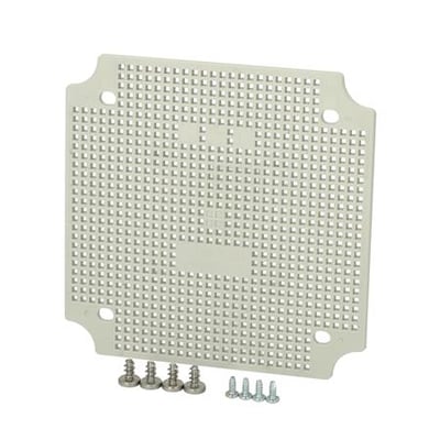 Fibox montageplade Multiperfor, 167x167x3,6mm i plast med mange huller og fire skruer på en hvid baggrund.