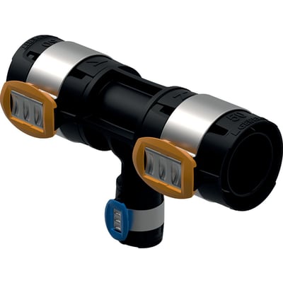 Geberit FlowFit T-stykke i sort PPSU med stålkraver og orange koblingsklips, viser dimension 50 mm.