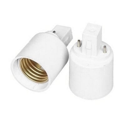 Hvit G23 til E27-adapter for 230 V, vist fra to vinkler med E27-sokkelen og G23-støpselet synlige.