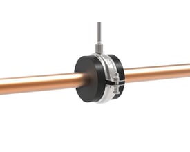 Isoglobal isolert rørbærer, 32 mm og 114 mm, montert rundt et rør med sort isolasjon og metallbøyle.