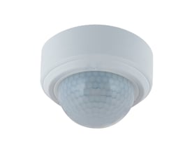 Hvit Carlo Gavazzi SBQP360L24MF bevegelsessensor for takmontering med rund, fasettert sensorlinse og 360° registrering.