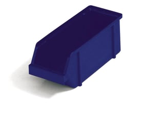 Blå Raaco lagerkasse i polypropylen, set skråt fra fronten på en hvid baggrund med skygge.