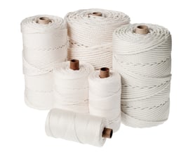 Flere ruller med hvid flisesnor/flugtsnor af nylon, 1,5 mm tykkelse og 220 meter længde.