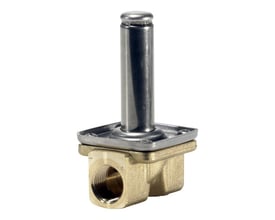 Danfoss EV221BW magnetventil set skråt fra siden, fremhæver dens kompakte messinghus og 3/8" G-tilslutning med indvendigt gevind.