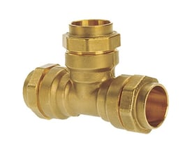 Isiflo kompressions tee i afzinkningsbestandig messing med tre 25mm kompressionskoblinger og 90° afgrening.