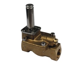 Bagfra set Danfoss EV220B magnetventil i messing, viser dens kompakte design og G 1 1/2" tilslutning.