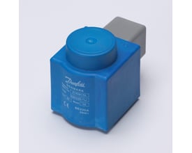 Blå Danfoss spole til magnetventil med grå DIN-stikplade, vist på hvid baggrund.