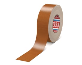 Tesa 4651 premium lærredstape i brun, 38 mm bred og 50 meter lang, vist på en hvid baggrund.