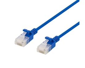 DELTACO U/UTP Cat6a patchkabel på 1,5 meter i blå med en tynd diameter på kun 3,5mm, viser RJ45-stik og fleksibel kabelstruktur.