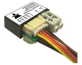 Carlo Gavazzi BDB-INCON8-U inngangsmodul med 8 kontakter, vist skrått med tilkoblingsklemmer og flerfargede ledninger.