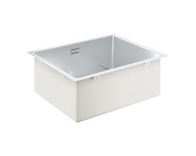 Grohe K700 stålvask monteret under bordplade, viser den hvide ydre kant og en del af underskabet.