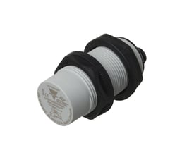 Carlo Gavazzi kapasitiv nærhetsbryter M30, 0-25 mm, med hvitt hus, svart gjenge og låsemuttere, sett skrått forfra.
