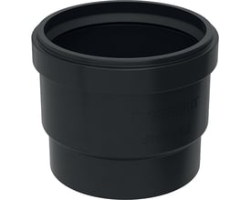Svart Geberit PE-stikkmuffe med leppetetning og diameter på 75 mm, sett skrått forfra med den åpne muffen synlig.