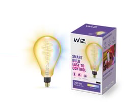 WiZ E27 LED Amber Filament dråbepære i fuld størrelse ved siden af dens lilla og hvide WiZ smart-pære emballage.