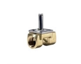 Danfoss EV220B 10B magnetventil set fra siden, viser messingventilhus og synlig spindel på hvid baggrund.