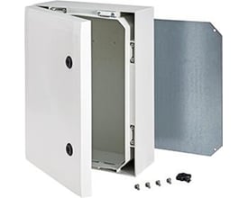 Åbent Fibox Arca vægskab, viser det indvendige design og den løse bagplade i metal med medfølgende skruer og monteringsdetaljer.