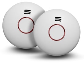 To Housegard Origo SA422WS trådløse røg- og varmealarmapparater står side om side på en hvid baggrund.