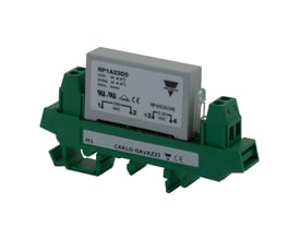 Carlo Gavazzi 1-polet 5 A solid state-relé med grått reléhus, grønn base og tilkoblingsklemmer.