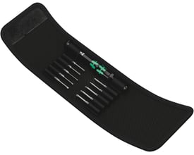Wera Kraftform Kompakt Micro 11 Universal 1 skruetrækkersæt, der viser 10 bits og et håndtag i en sort foldetaske.