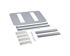 Fibox DIN-indsats til Arca vægskab, 22 moduler, med monteringsdele som skinner og skruer på hvid baggrund.