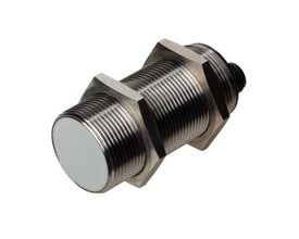 Carlo Gavazzi kapasitiv M30-nærhetsbryter i rustfritt stål med 16 mm sensorområde, sett skrått forfra med M12-kontakt.