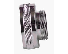 Nito overgangsstykke med 3/4" udvendig RG gevind til 1" indvendig RG gevind, lavet af forkromet metal med riflede greb for bedre håndtering.