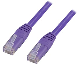 DELTACO U/UTP Cat6 patchkabel på 0,7 meter i lilla med synlige RJ45-stik og kabeldetaljer.