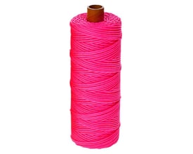 Flugtsnor i fluorescerende rød nylon, 1,5 mm tyk og 220 meter lang, spoleret på en papkerne for nem håndtering.