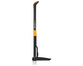 Fiskars Xact mælkebøttefjerner 1000mm set fra siden, viser det sorte og orange ergonomiske greb og den sorte fod med fire metalspidser.