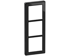 Lauritz Knudsen LK FUGA Pure designramme til 3 moduler i sort med tre hvide firkantede åbninger på en neutral baggrund.