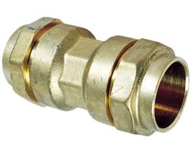 Isiflo samlemuffe i afzinkningsbestandig messing med kompressionskoblinger på begge ender, måler 40 x 40 mm.