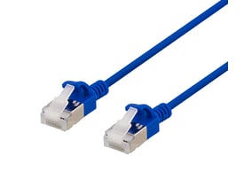 DELTACO U/FTP Cat6a patch kabel, 0,5m, blå. Billedet viser tæt på de to RJ45-stik med blå plasthuse og klare plastclips.