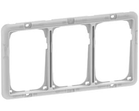 LK FUGA teknisk monteringsramme i grå til vandret tripel designramme, viser 3x1½ modul og monteringsdetaljer.