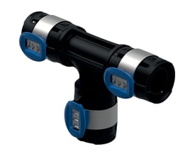 Geberit FlowFit T-stykke lige 40mm i sort PPSU, med blå låseclips og polerede metalringe, vist på hvid baggrund.