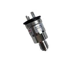 Danfoss AKS 2050-trykktransmitter i metall med gjengetilkobling og elektriske kontaktstifter.