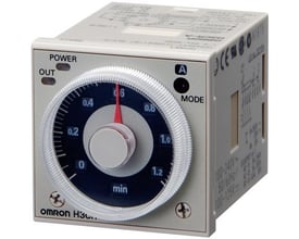 Omron H3C-A timer, 100-240V AC/DC, 1/16DIN format med urskive og knapper. Viser POWER og OUT LED-indikatorer.