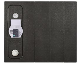 Roth isolering til shuntunit med monteret manometer, følerelement og drejeknap samt etiket med QR-kode.