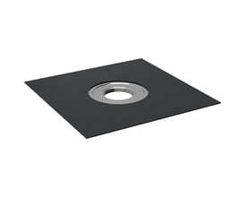 Geberit Pluvia perforert tilkoblingsbeslag med bitumenbane, vist som en svart kvadratisk plate med metallring rundt åpningen.