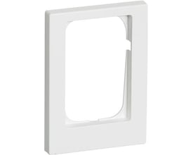 LK FUGA Baseline 68 ramme, 1½ modul, i hvid plast med et asymmetrisk design for 2½ modul kombinationer.