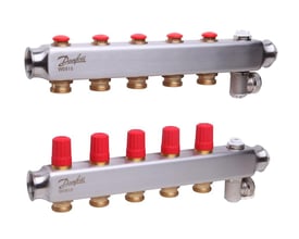 Oversigtsbillede af Danfoss SSM gulvvarmemanifold i rustfri stål med 5 udgange og røde drejeknapper.