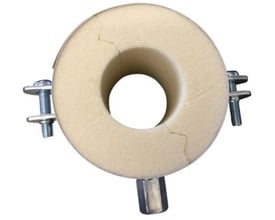 Isoglobal rørbærer VVS set forfra, viser 50mm PIR-isolering og fastgørelsesbøjle med M8/M10 gevind.