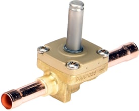 Danfoss EVR 20 magnetventil med 7/8" loddetilslutning i messing og kobber på hvid baggrund.